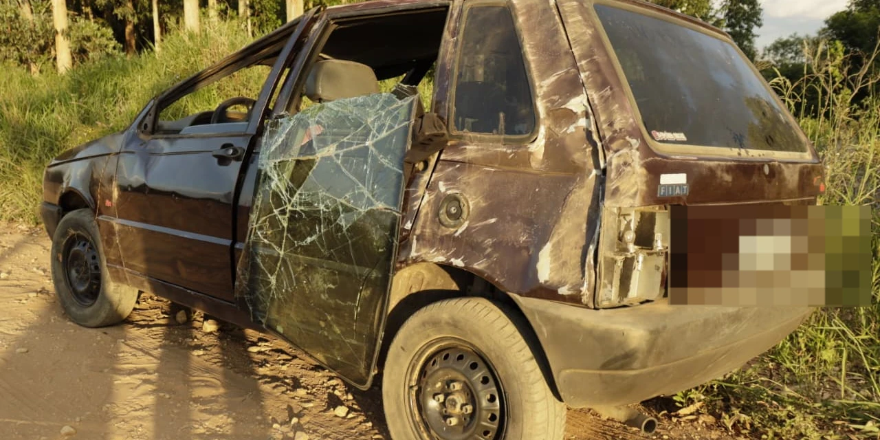 Fiat Uno capota próximo à Cachoeira do São Jorge e deixa dois jovens feridos