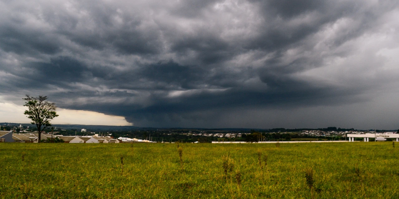 Simepar prevê segunda-feira abafada e com risco de temporais em Ponta Grossa e região
