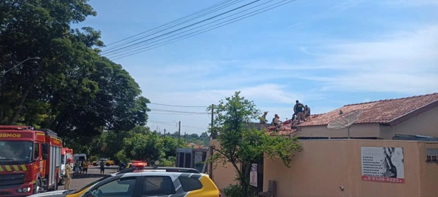 Homem morre após invadir casas e se esconder em forro de residência no PR