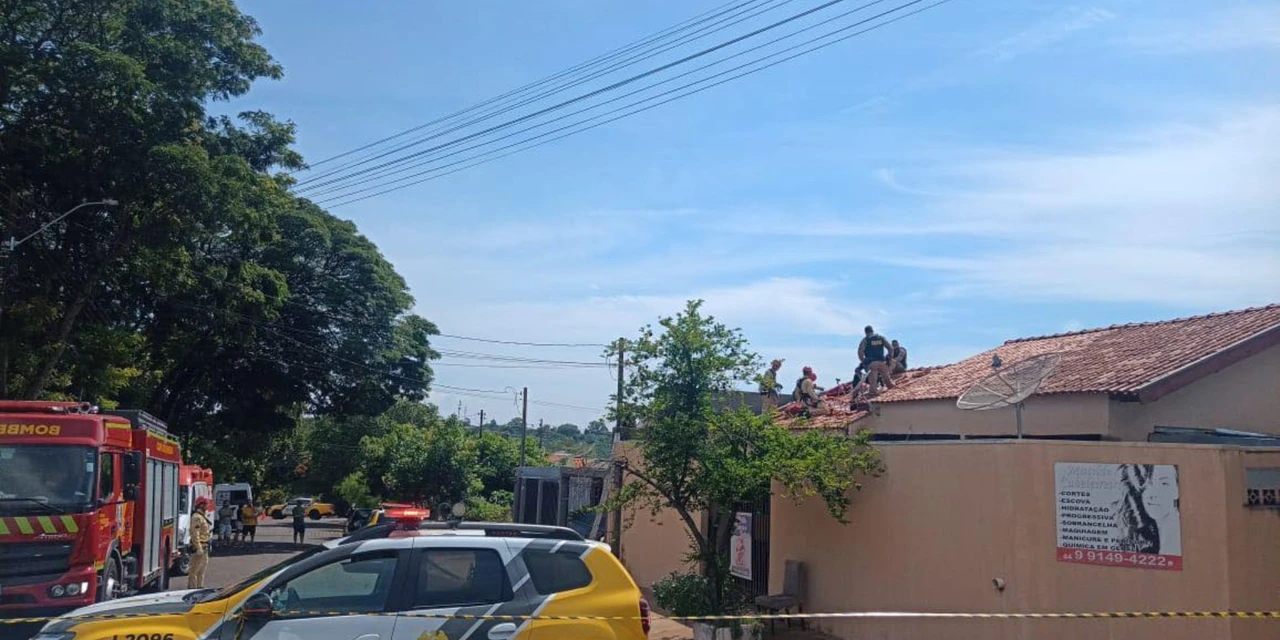 Homem morre após invadir casas e se esconder em forro de residência no PR