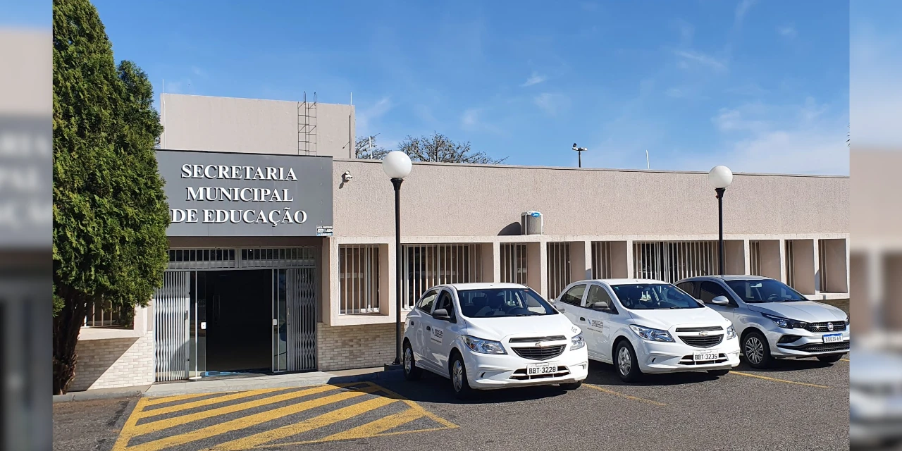 Prefeitura licita R$ 9,2 mi para distribuir meias e calçados aos alunos da rede municipal de educação