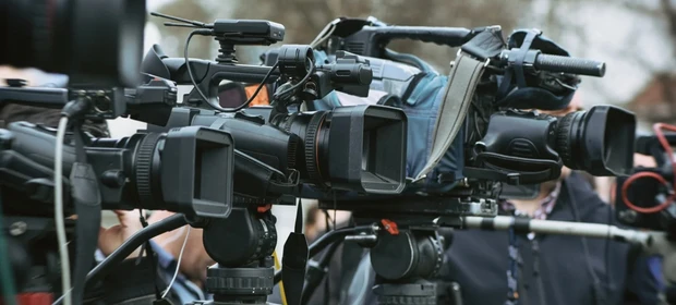 Brasil sobe em ranking de liberdade de imprensa, mas RSF alerta para cenário global “alarmante” com aumento de assassinatos e perseguições a jornalistas