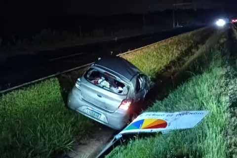 Motorista perde o controle da direção, carro capota e deixa três feridos em rodovia da região 