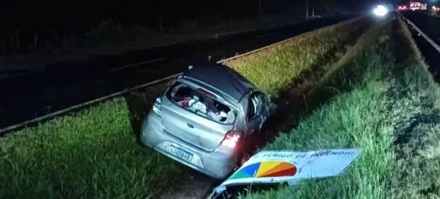 Motorista perde o controle da direção, carro capota e deixa três feridos em rodovia da região 