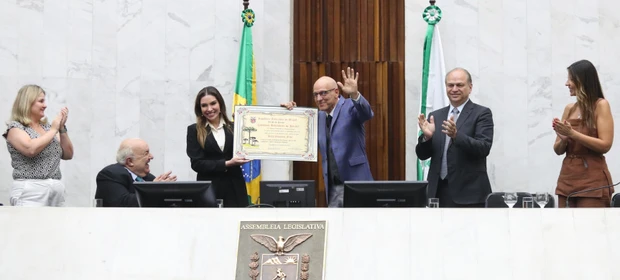 Alep entrega título de Cidadão Benemérito a Hélinho, criador de rádios referência em Curitiba