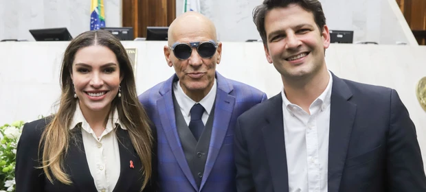 "A gratidão que a cidade tem pelo trabalho que ele realiza", reconhece Pimentel em entrega de título a Hélinho na Alep