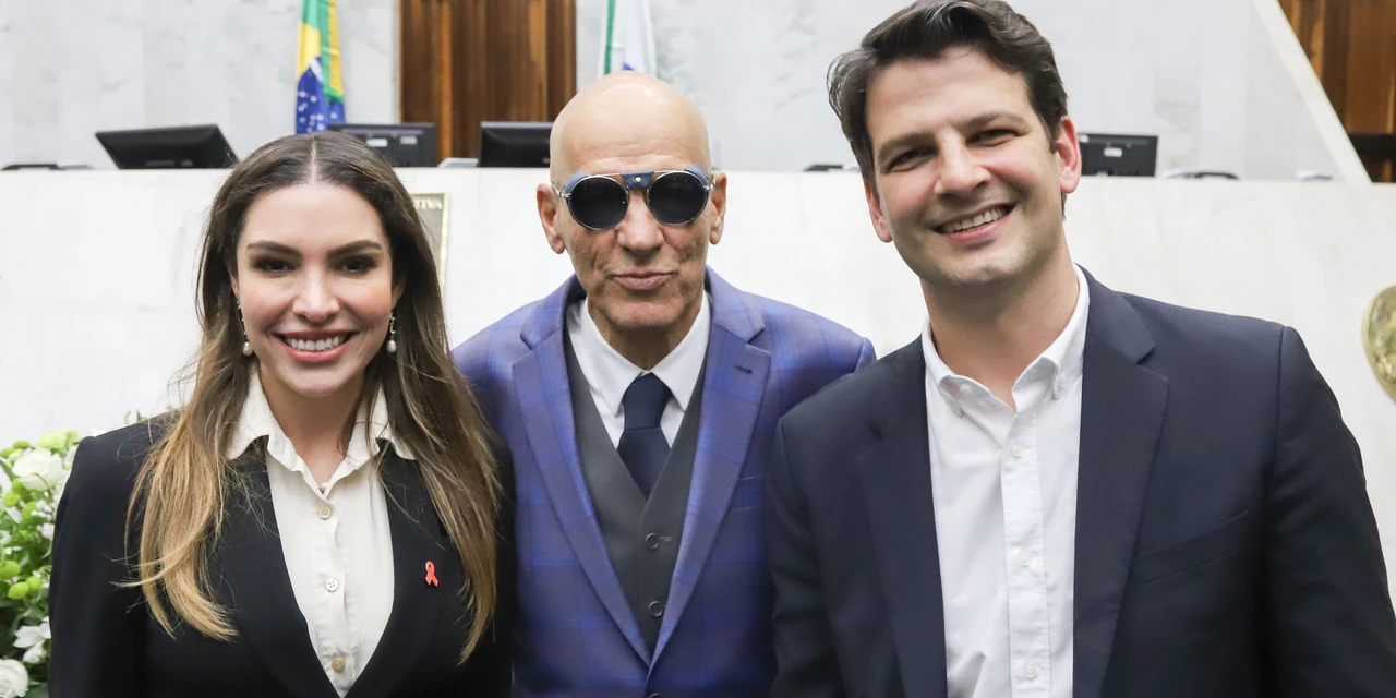 "A gratidão que a cidade tem pelo trabalho que ele realiza", reconhece Pimentel em entrega de título a Hélinho na Alep