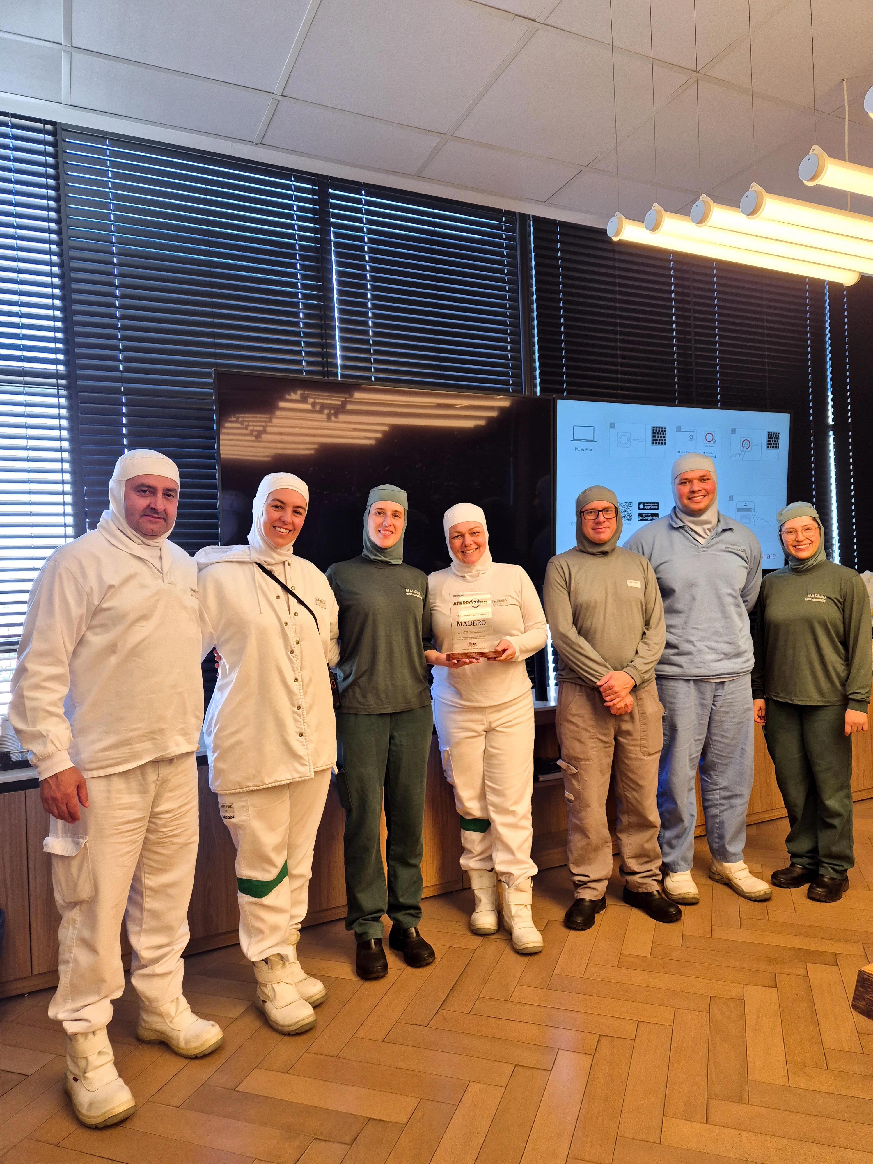 O Madero recebeu o selo Ouro na unidade Fábrica Cozinha Central, em Ponta Grossa. Na foto, Laércio Brunetto, diretor industrial; Angélica Gomes, gerente de produção; Wislaine Bonfim, gerente de meio ambiente; Luciana Ignacio, gerente de refeitório; Marcos Grando, gerente de manutenção; Luiz Lombardozzi, gerente de higienização; e Juliana Schulomei, analista ambiental