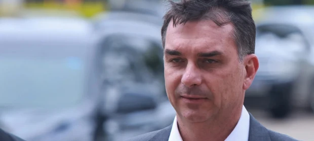 Flávio Bolsonaro pressiona Câmara por anistia aos envolvidos no 8 de Janeiro