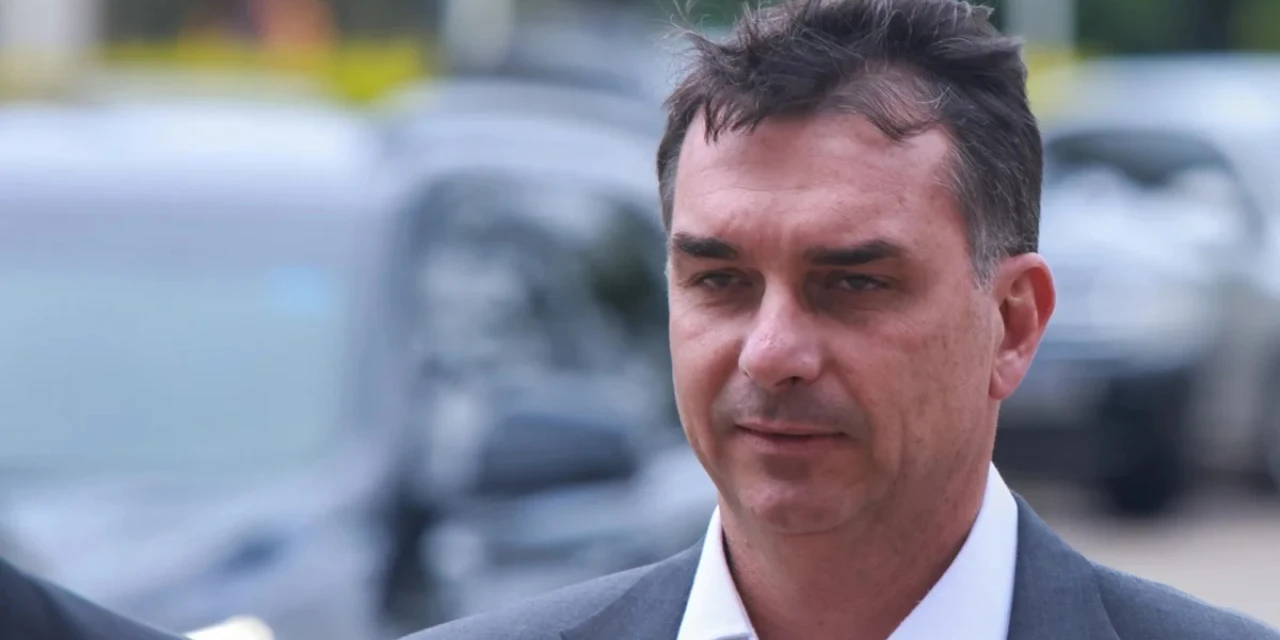 Flávio Bolsonaro pressiona Câmara por anistia aos envolvidos no 8 de Janeiro