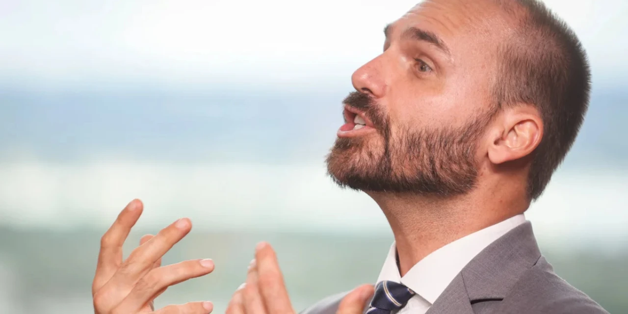 Hugo Motta diz que Eduardo Bolsonaro já tem faltas para cassação do mandato