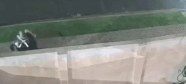 Motociclista em surto psicótico ataca bombeiro e morre no Paraná