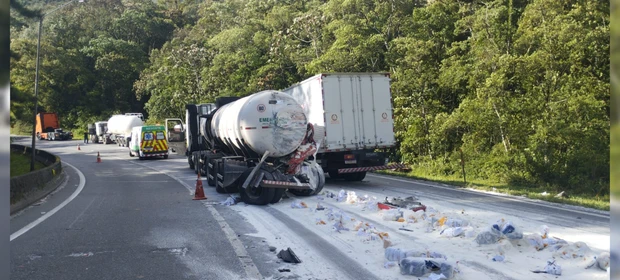 Acidente entre três caminhões mata motorista e interdita BR-376, em Guaratuba