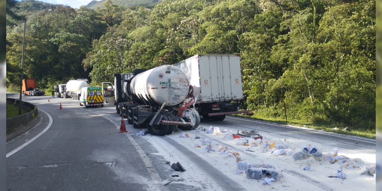 Acidente entre três caminhões mata motorista e interdita BR-376, em Guaratuba