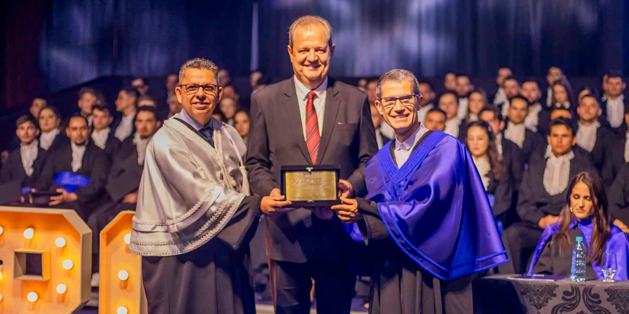 Aldo Bona recebe homenagem durante formatura da UEPG