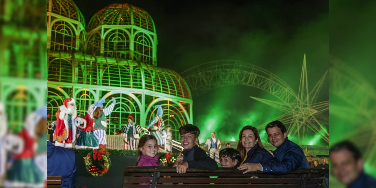 Pimentel prestigia estreia de espetáculo de Natal no Jardim Botânico