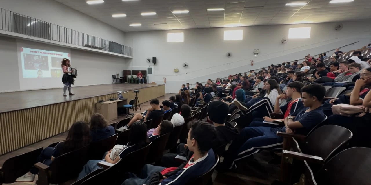 Palestra leva arte da palhaçaria a estudantes e reforça acesso democrático à cultura em Ponta Grossa