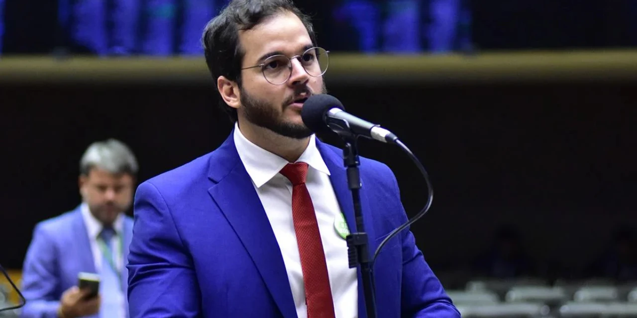 Túlio Gadelha cobra retomada de projeto que endurece penas por agressões a jornalistas após ataque na Câmara