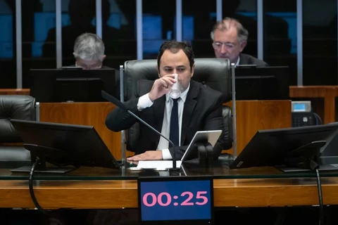 Câmara recua de cassação e decide suspender deputado Glauber Braga por seis meses