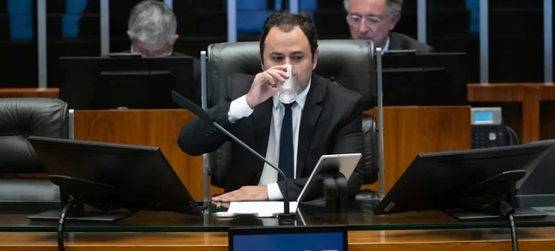 Câmara recua de cassação e decide suspender deputado Glauber Braga por seis meses