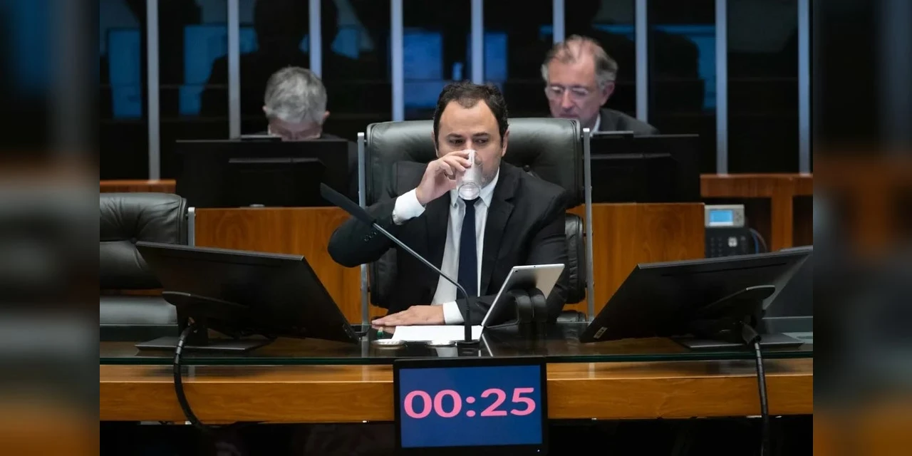 Câmara recua de cassação e decide suspender deputado Glauber Braga por seis meses