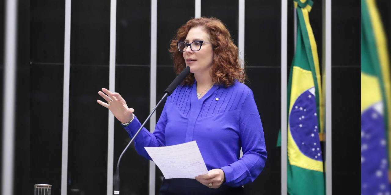 Câmara dos Deputados rejeita cassação de Carla Zambelli