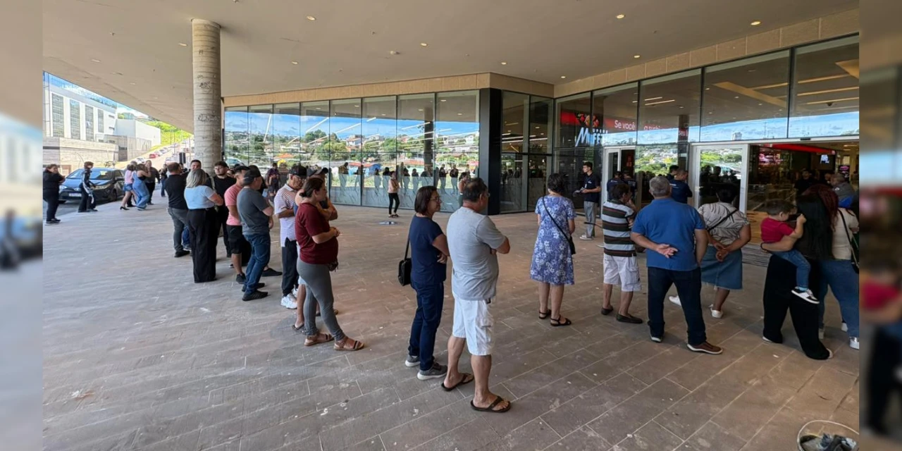 Plaza Campos Gerais abre as portas e público faz fila para conhecer novo shopping