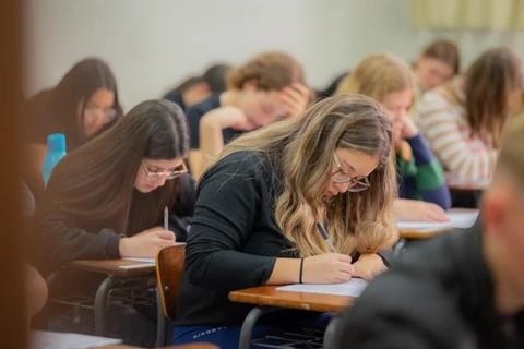 Provas do Vestibular 2025 da UEPG ocorrem neste domingo; veja orientações