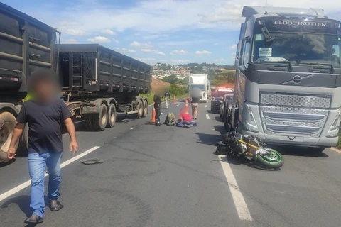 Batida entre moto e caminhão deixa homem ferido na BR-376, em Ponta Grossa