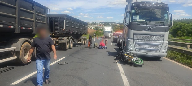 Batida entre moto e caminhão deixa homem ferido na BR-376, em Ponta Grossa