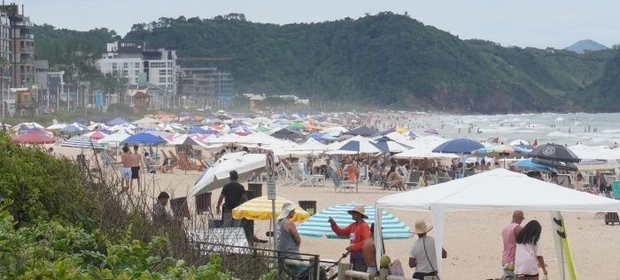 Itajaí inicia temporada com nova lei que proíbe caixas de som nas praias e prevê multa
