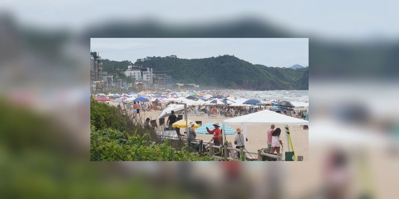 Itajaí inicia temporada com nova lei que proíbe caixas de som nas praias e prevê multa