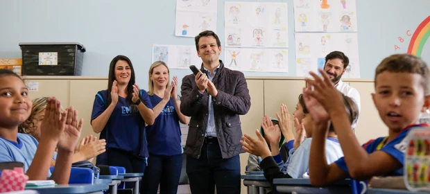 "Mais conforto para quem ensina e para quem aprende”, comemora Eduardo Pimentel ao anunciar ar-condicionado em 308 escolas de Curitiba