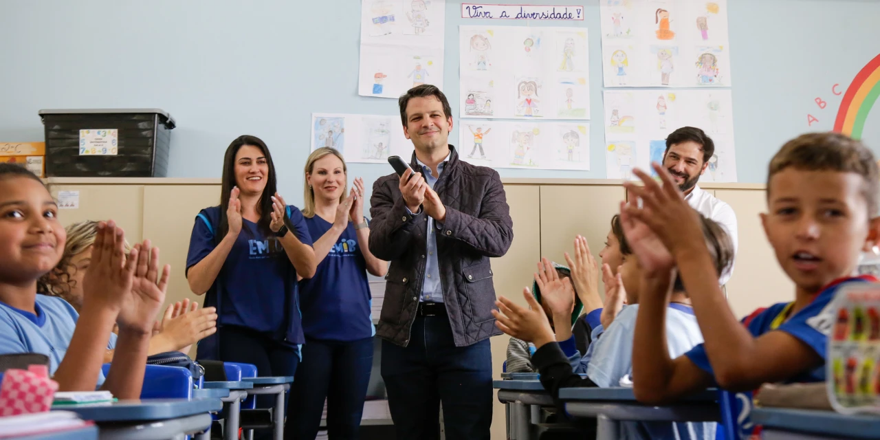 "Mais conforto para quem ensina e para quem aprende”, comemora Eduardo Pimentel ao anunciar ar-condicionado em 308 escolas de Curitiba