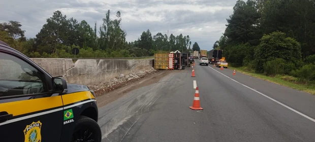 Motorista perde o controle, tomba caminhão e morre na BR-376, na região.