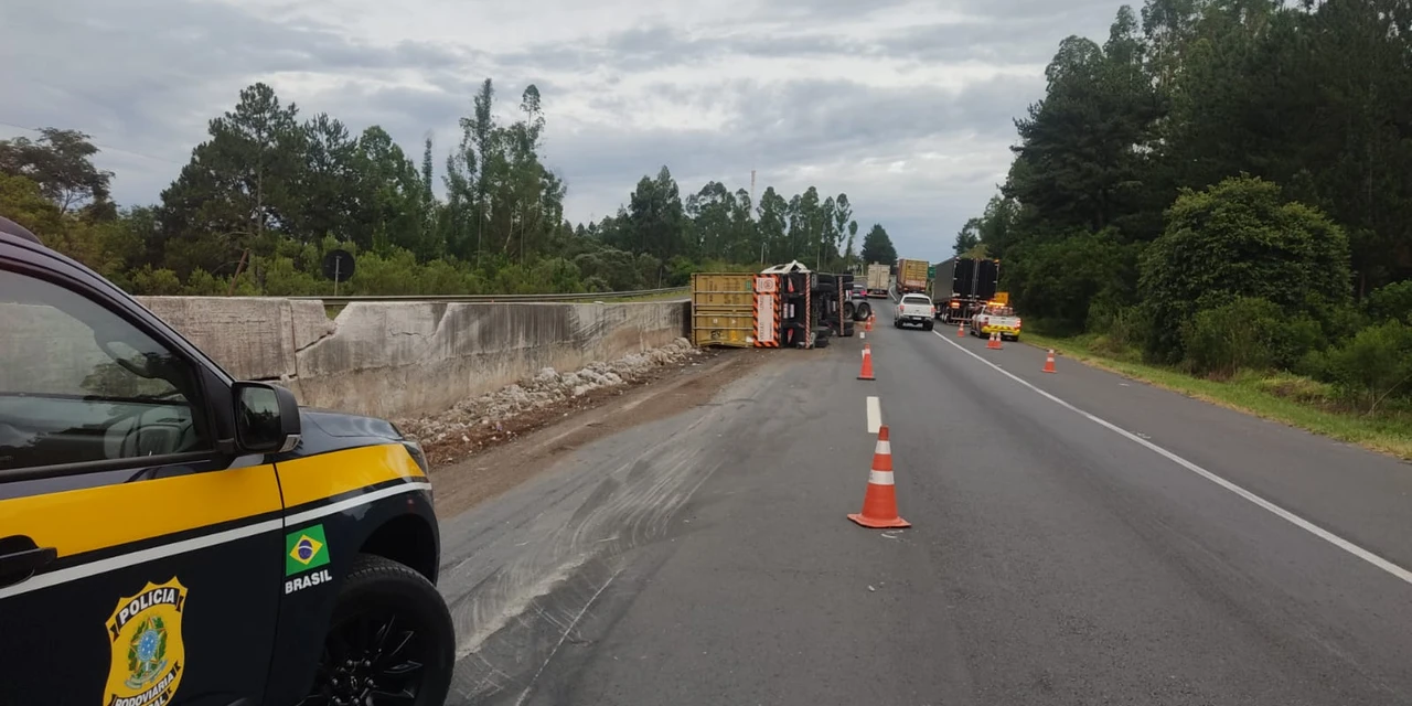 Motorista perde o controle, tomba caminhão e morre na BR-376, na região.