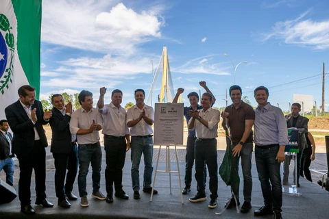 Ratinho entrega acesso a ponte Brasil-Paraguai; Itaipu inaugura obra após vistoria