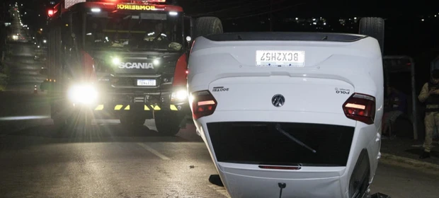 Capotamento em cadeia atinge três veículos e trailer na Nova Rússia; motorista foge