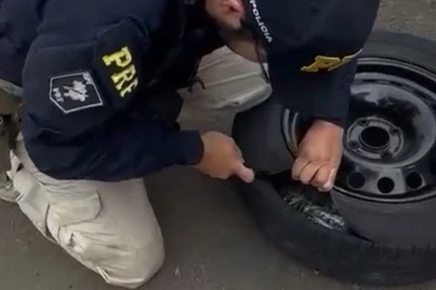 PRF apreende 27 celulares escondidos em pneu de veículo, em Irati