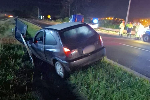 Motorista bêbada sai da pista, bate em placa e acaba presa na PR-151, em Castro