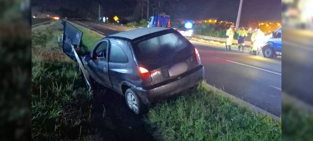 Motorista bêbada sai da pista, bate em placa e acaba presa na PR-151, em Castro
