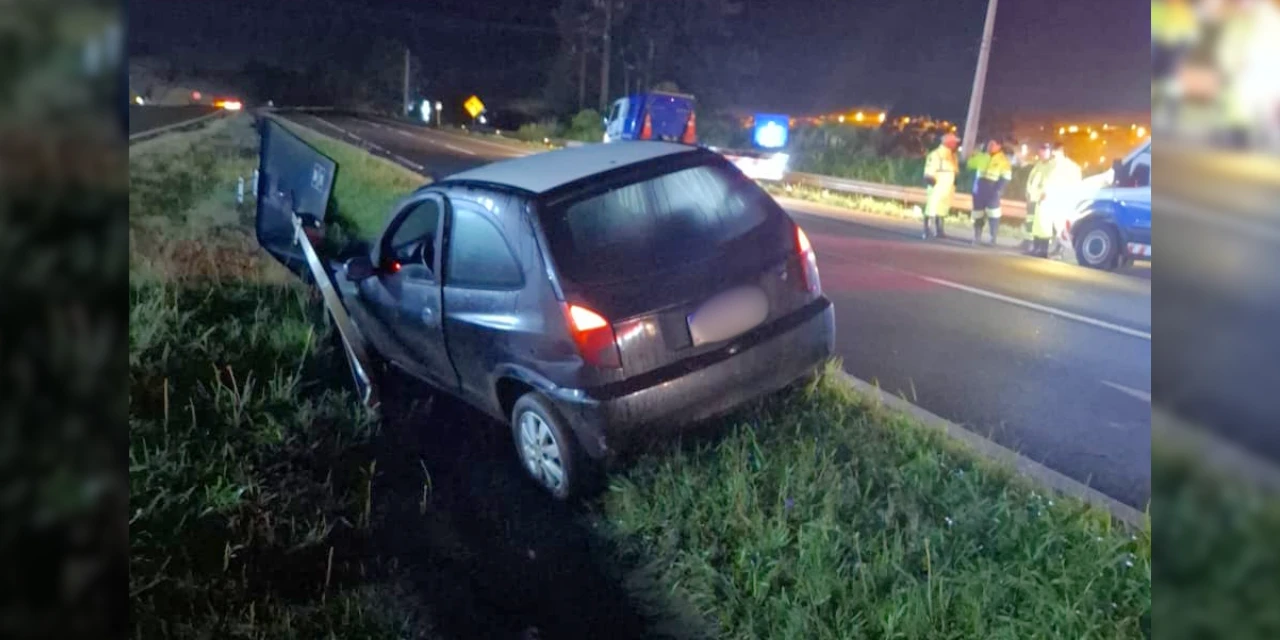 Motorista bêbada sai da pista, bate em placa e acaba presa na PR-151, em Castro