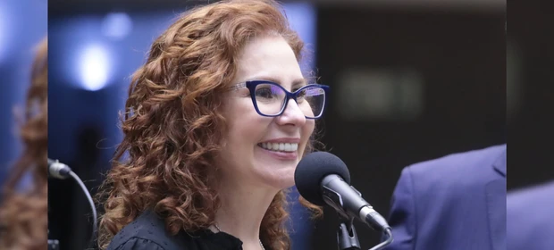 Carla Zambelli renuncia ao cargo de deputada federal; veja detalhes