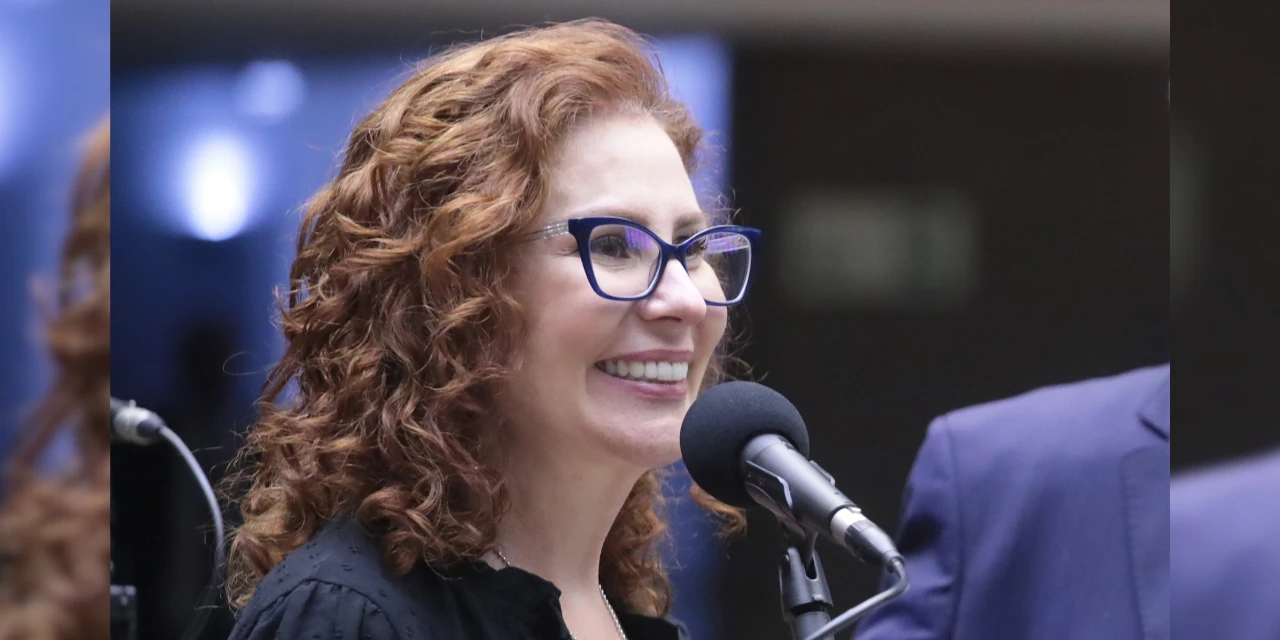 Carla Zambelli renuncia ao cargo de deputada federal; veja detalhes