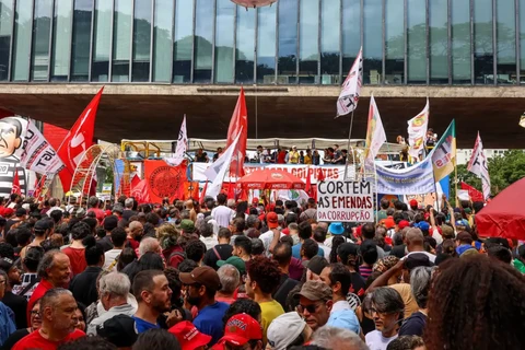 Cidades brasileiras recebem manifestações contra o PL da Dosimetria