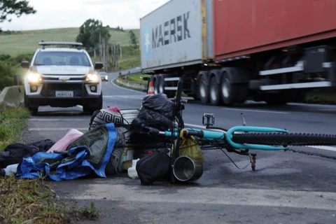 Ciclista morre atropelado por caminhonete na BR-376, em Ponta Grossa