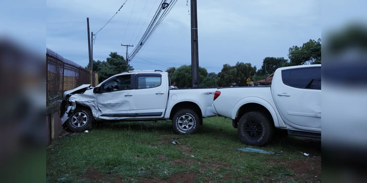 FLAGRANTE: Duas caminhonetes colidem em cruzamento de vila de Ponta Grossa; veja vídeo