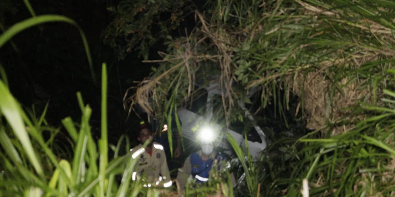 Motorista perde a direção e cai em barranco de 10 metros em PG