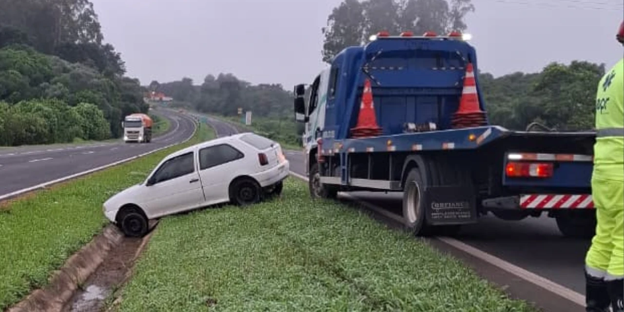 Carro sai da pista e vai parar no canteiro central da PR-151, em Castro