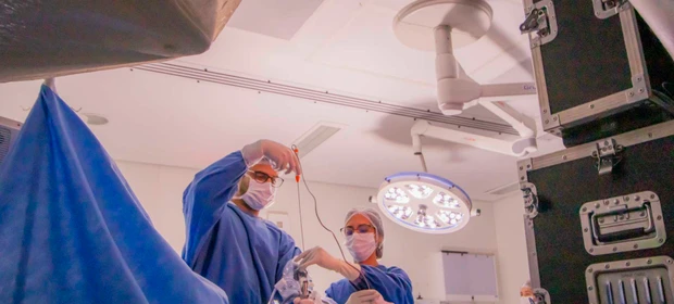 Inovação tecnológica: HU-UEPG realiza cirurgias inéditas de endoscopia na coluna em Ponta Grossa